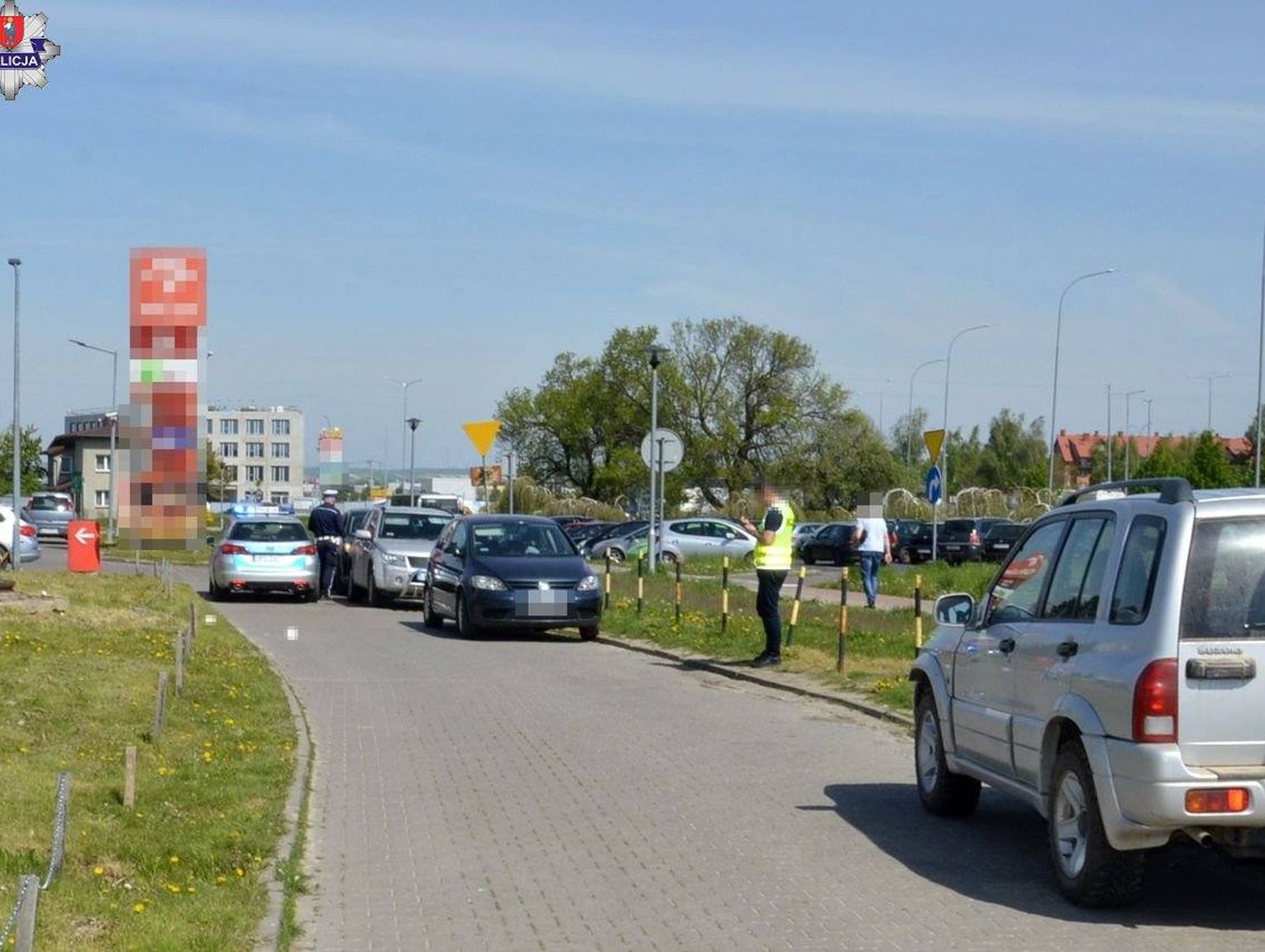 Zamość: 79-letni kierowca nie zauważył, iż za samochodem jest piesza. Potrącił ją