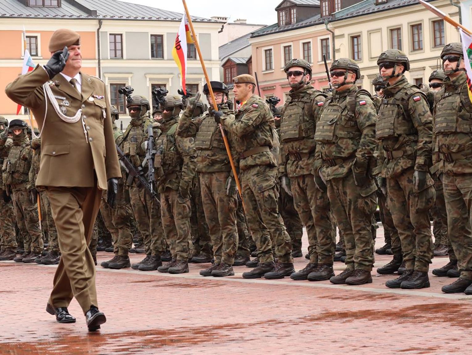 Zamość: 82 ochotników złożyło przysięgę wojskową. Święto 2 LBOT na Rynku Wielkim [ZDJĘCIA]