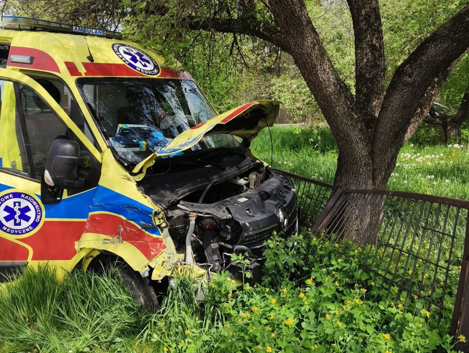 Zamość: Ambulans na sygnale zderzył się z osobówką. 4 osoby zabrano na badania [ZDJĘCIA]