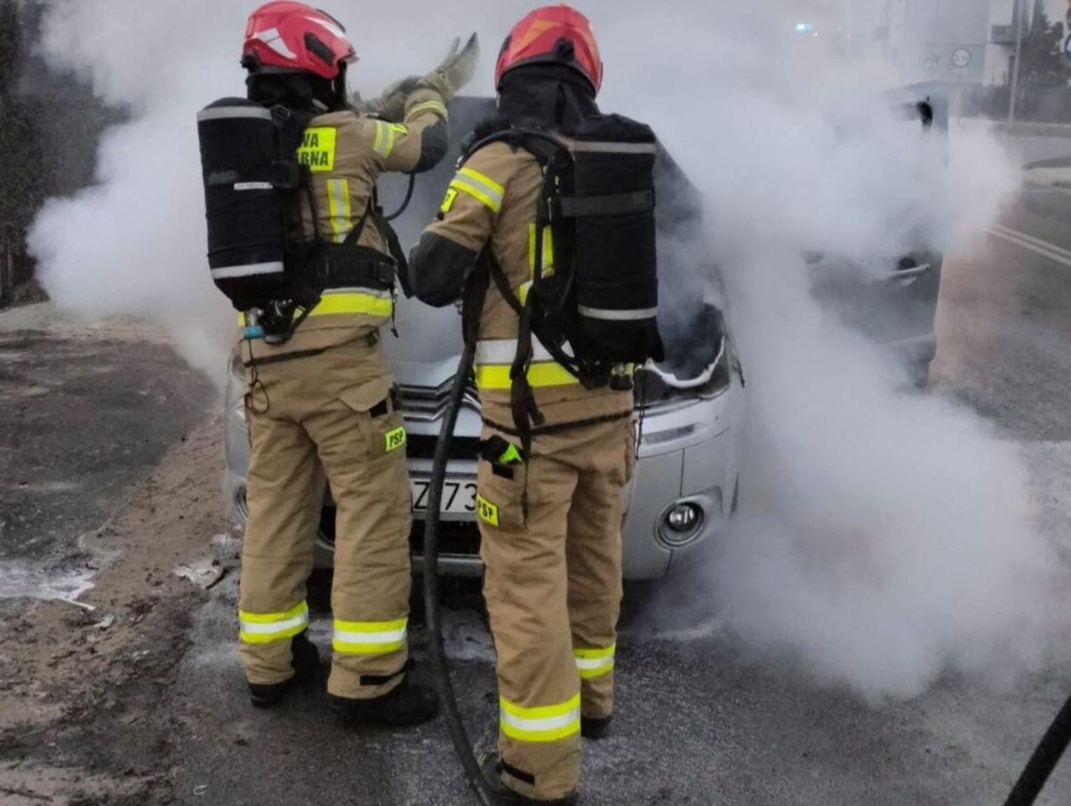 Zamość: Auto stanęło w ogniu. Świadek ruszył na pomoc z gaśnicą