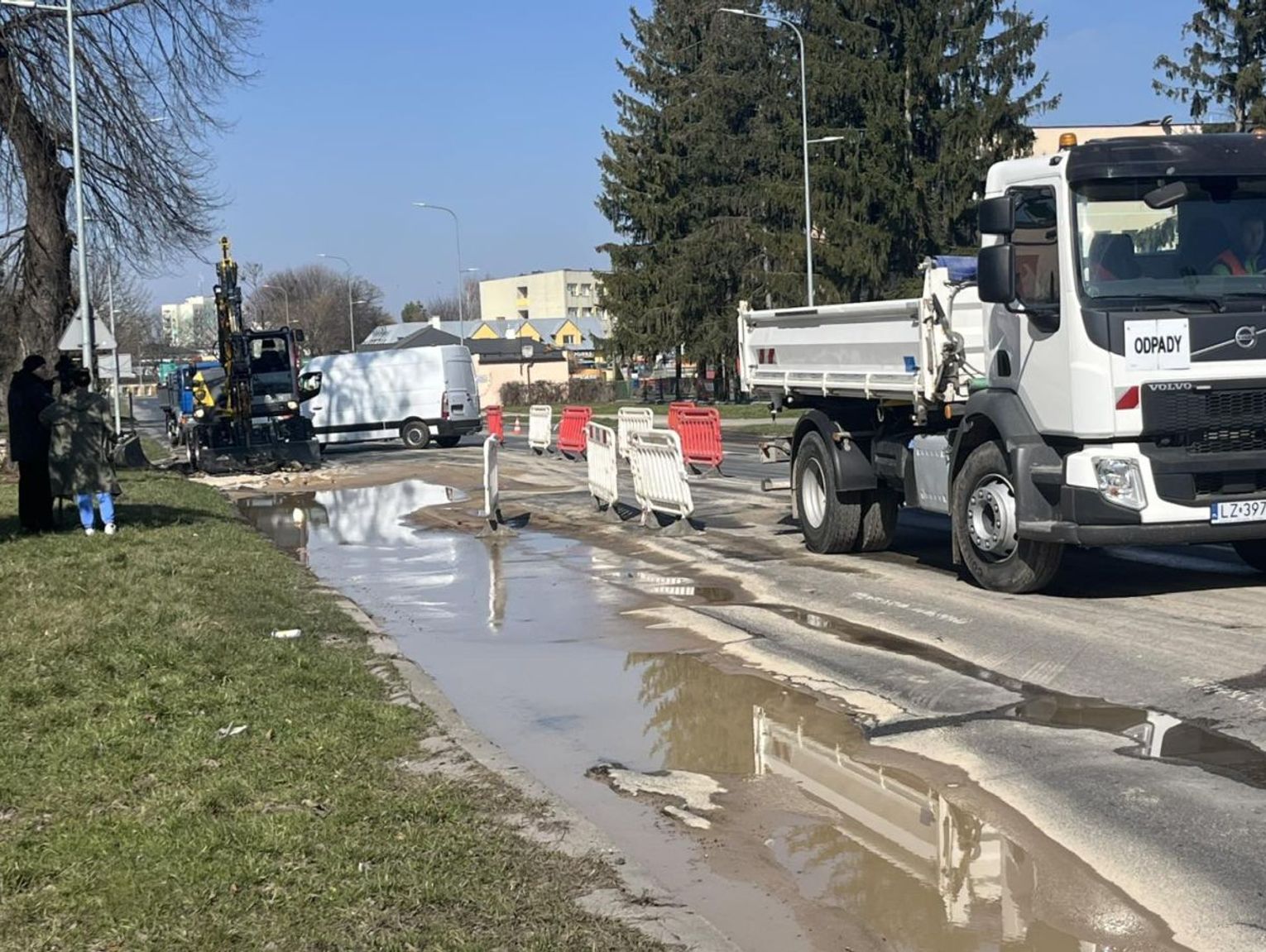 Zamość: Awaria wodociągu na Peowiaków sparaliżowała miasto. Utrudnienia i beczkowozy [ZDJĘCIA]