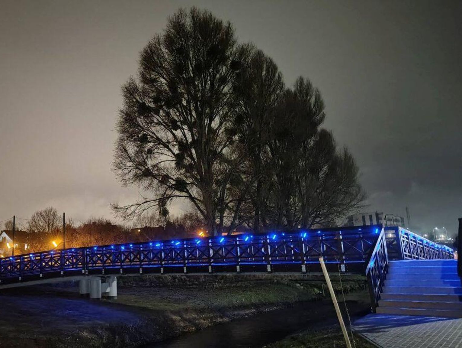 Zamość: Była zdezelowana i niebezpieczna. Teraz nowa kładka nad Łabuńką choćby świeci po zmroku!