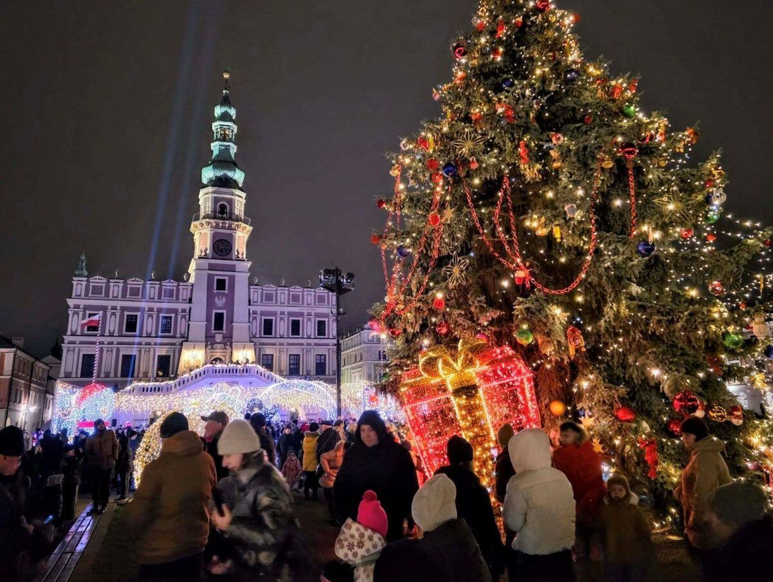 Zamość: Choinka rozświetlona, teraz czekają na święta