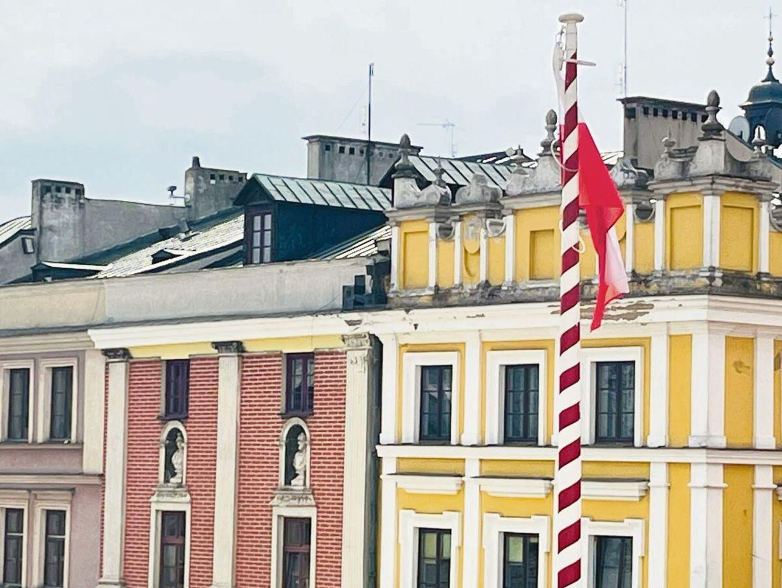 Zamość: Kominy kamienic proszą się o naprawę. ZGL łapie za kielnię