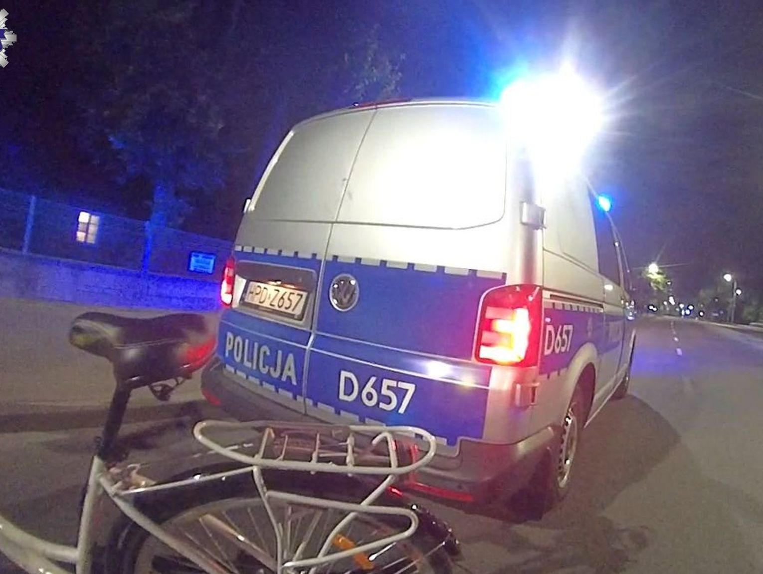 Zamość: Matka z córką pijane jechały rowerami, aż jedna zrobiła sobie krzywdę. Interweniowały służby