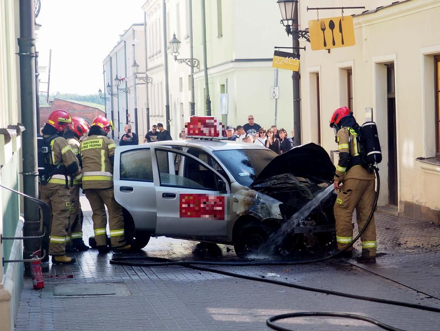 Zamość: Na zamojskiej starówce spłonął samochód. Na szczęście nikt nie ucierpiał [ZDJĘCIA]