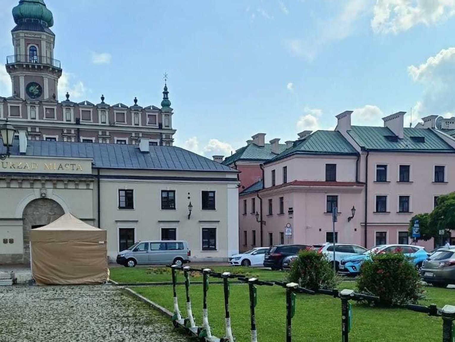 Zamość: Pora zrobić porządek. Koniec z zostawianiem hulajnóg, gdzie popadnie