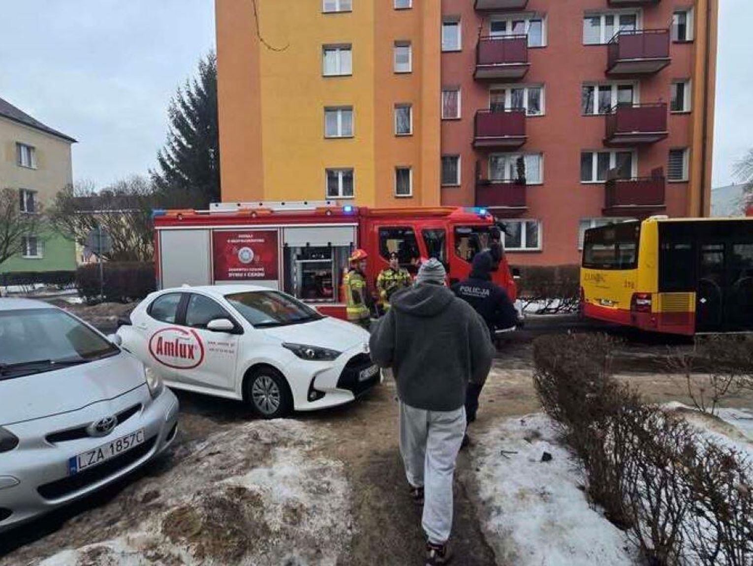 Zamość: Pożar na Poniatowskiego, ewakuacja mieszkańców do autobusu MZK