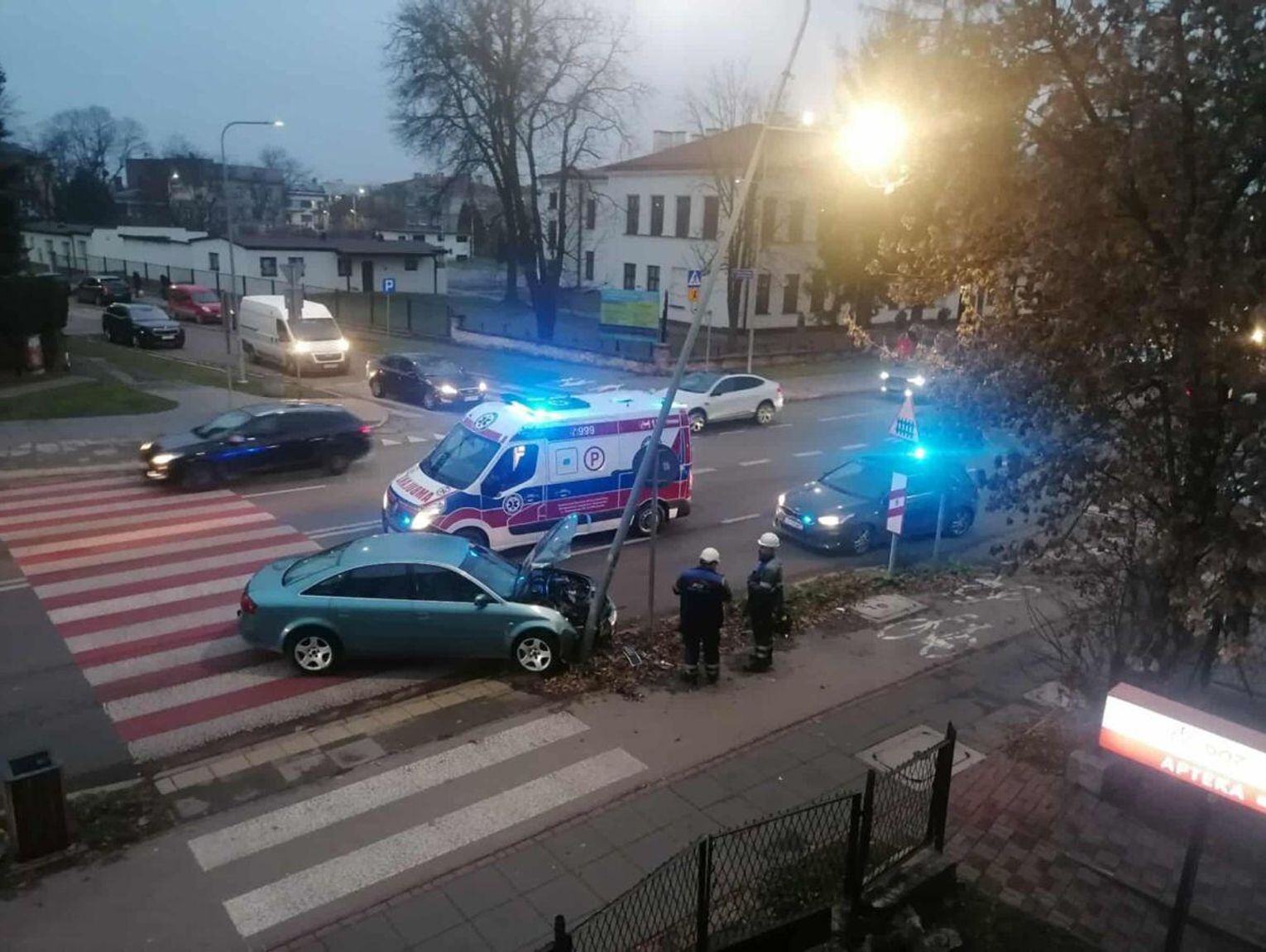 Zamość: Audi zatrzymało się na latarni. Kierowca dostał wysoki mandat za spowodowanie zagrożenia