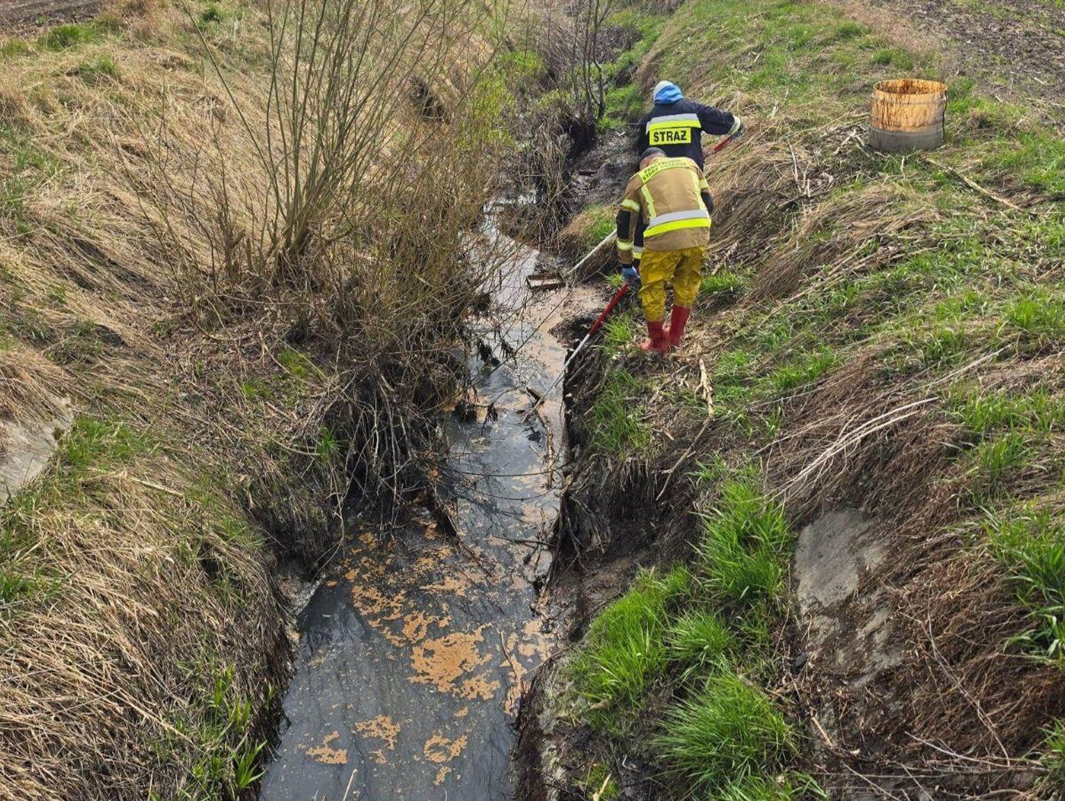 Zamość: Strażacy zebrali 100 l oleistej substancji z cieku wodnego. WIOŚ pobrał próbki
