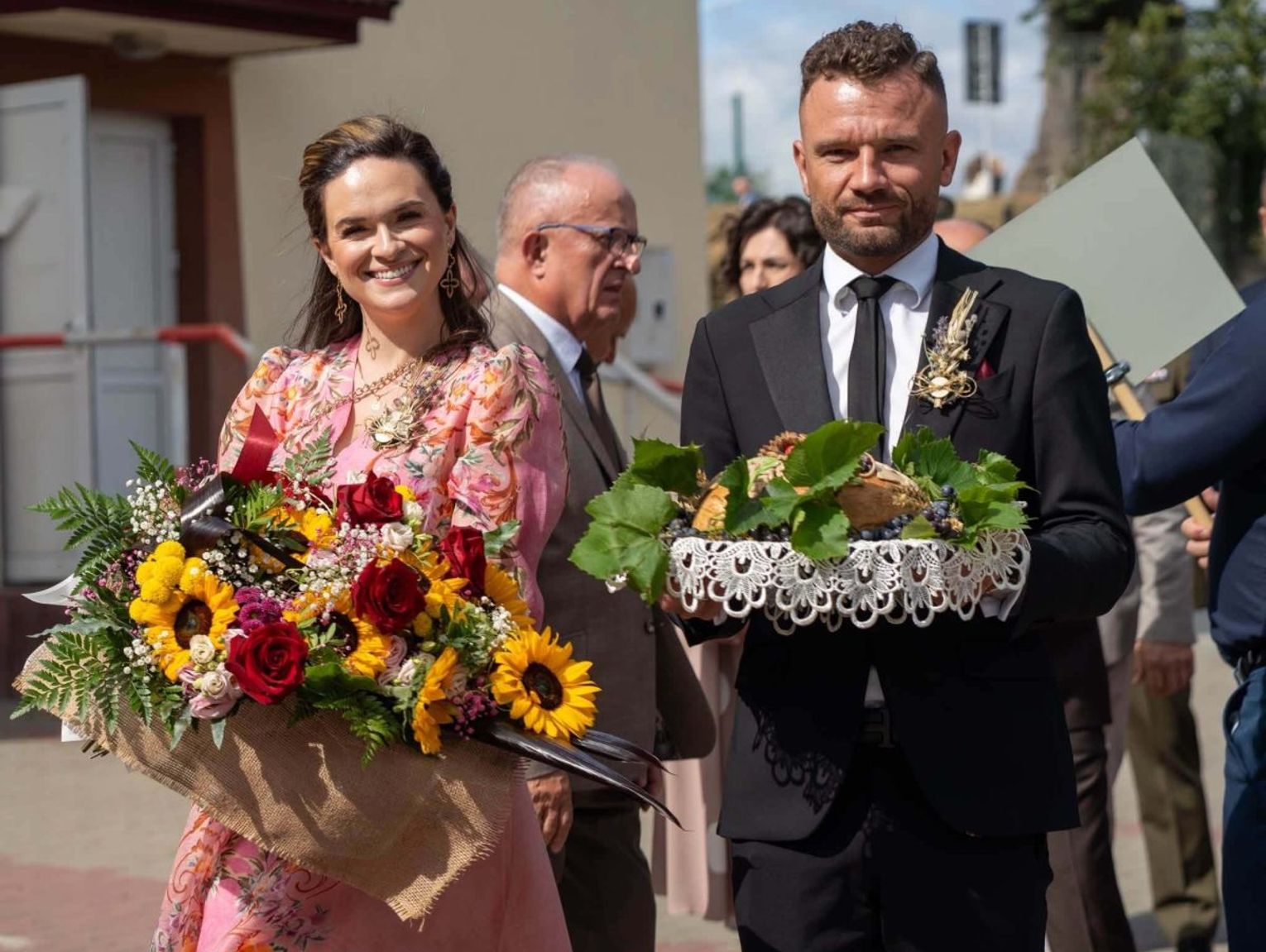 Zasłużeni dla rolnictwa z odznakami, KGW docenione za wieńce. Dożynki powiatu tomaszowskiego [ZDJĘCIA]