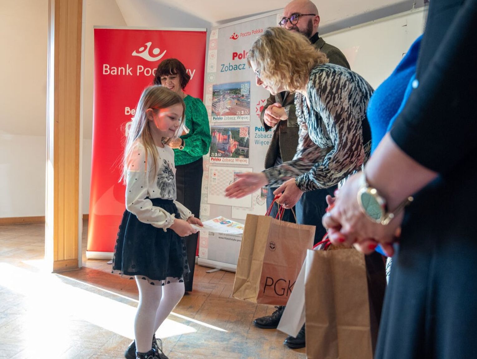 Znaczki z Zamościa. Nagrody specjalne otrzymały dwie dziewczynki Miłosława i Lidia
