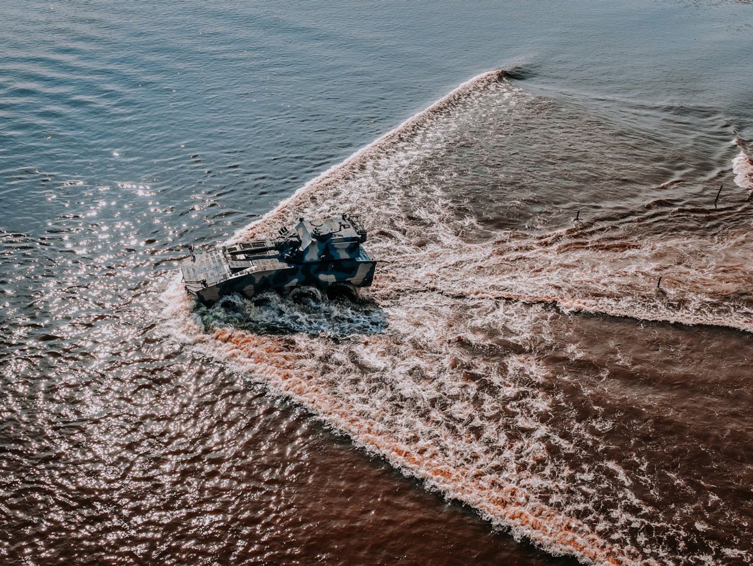 Żołnierze 18. Dywizji Zmechanizowanej ćwiczą przeprawę przez Bug [WIDEO]