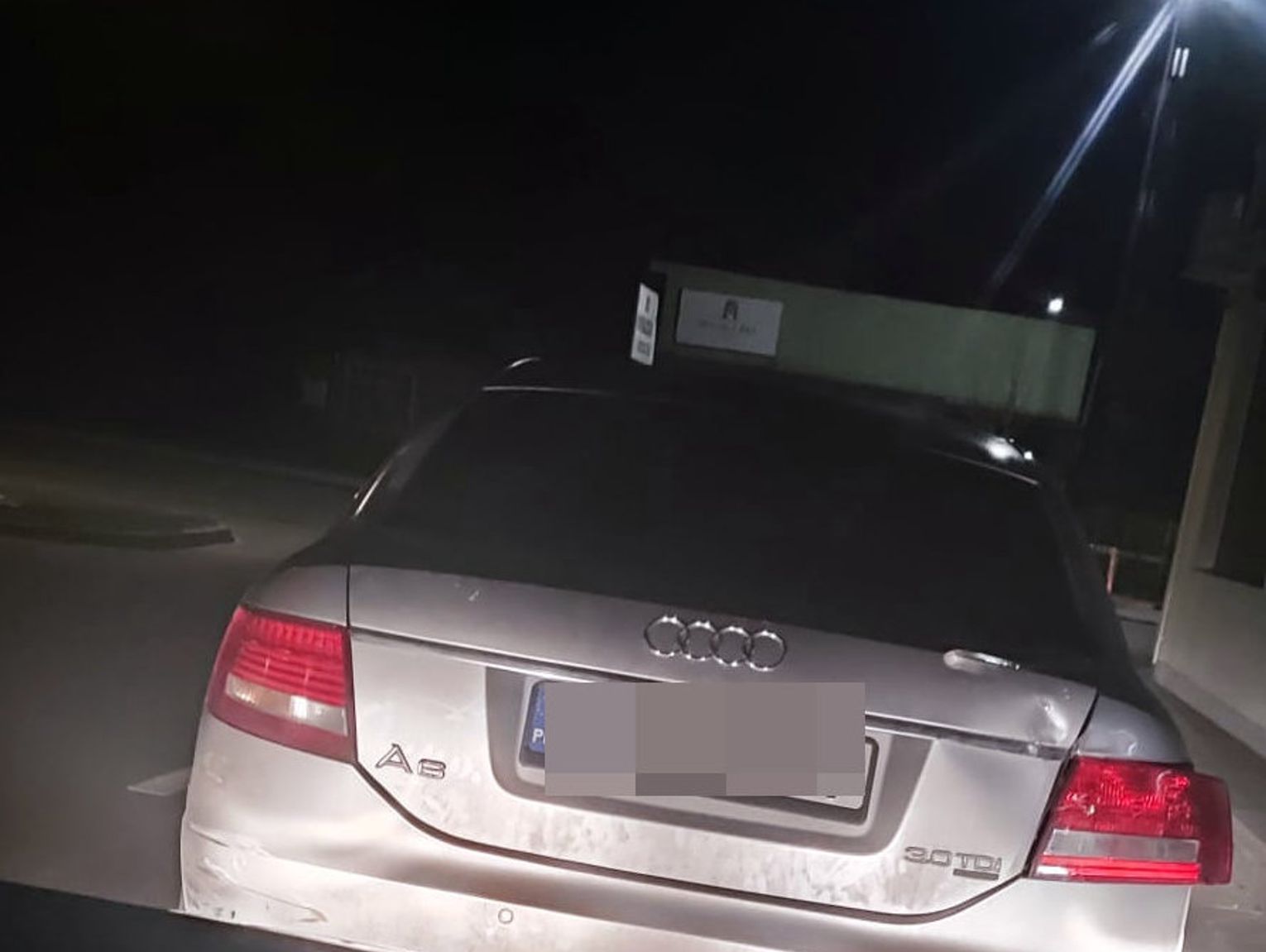 Zwierzyniec: Pijany kierowca z psem na kolanach. Zatrzymany dzięki obywatelskiemu zgłoszeniu