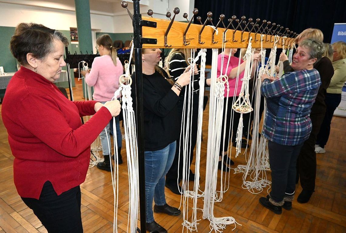 Na zdjęciu ubiegłoroczne warsztaty makramy w Majdanie Górnym w ramach projektu „Nie ma jak u babci!".