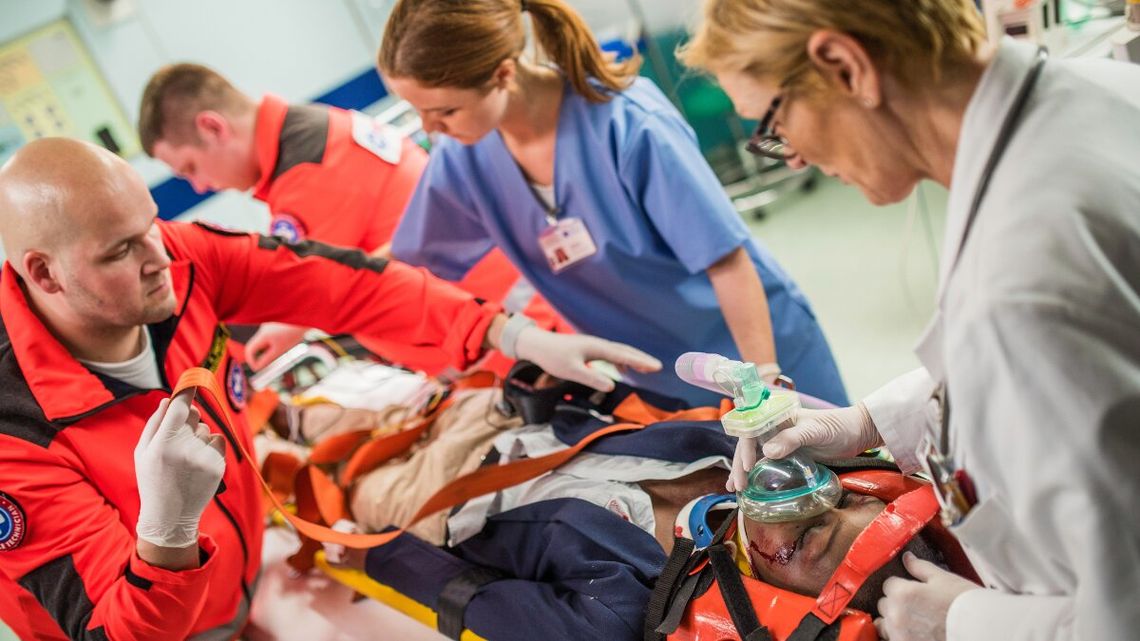 100 tys. miesięcznie? Nie, dziękuję. Lekarze nie chcą pracować na SOR-ach Kontrakty dla lekarzy sięgają nawet 100 tys. zł miesięcznie. A mimo to wciąż brakuje chętnych do pracy na SOR-ach. Powód? Między innymi ogromne obciążenie psychiczne.