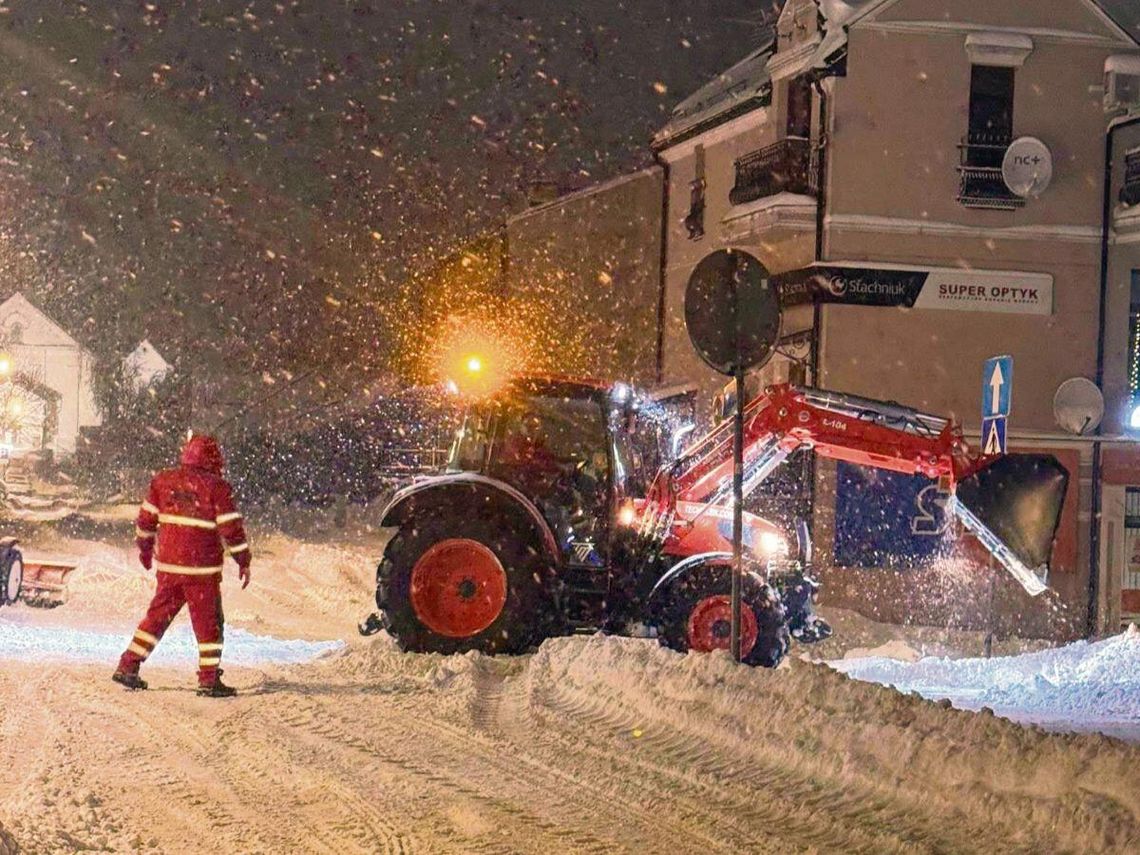 Powiatowe i gminne służby drogowe pracują przy odśnieżaniu nieprzerwanie od świtu do późnej nocy, by zapewnić przejezdność wszystkich dróg