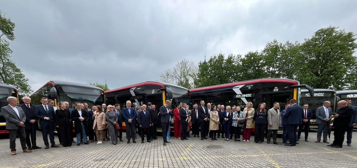 14 nowych elektryków od kilku dni kursuje po ulicach Zamościa i okolicznych gmin Piątkowa uroczystość zgromadziła licznych gości, którzy po części oficjalnej wybrali się na przejażdżkę nowymi pojazdami. Fot. UM Zamość