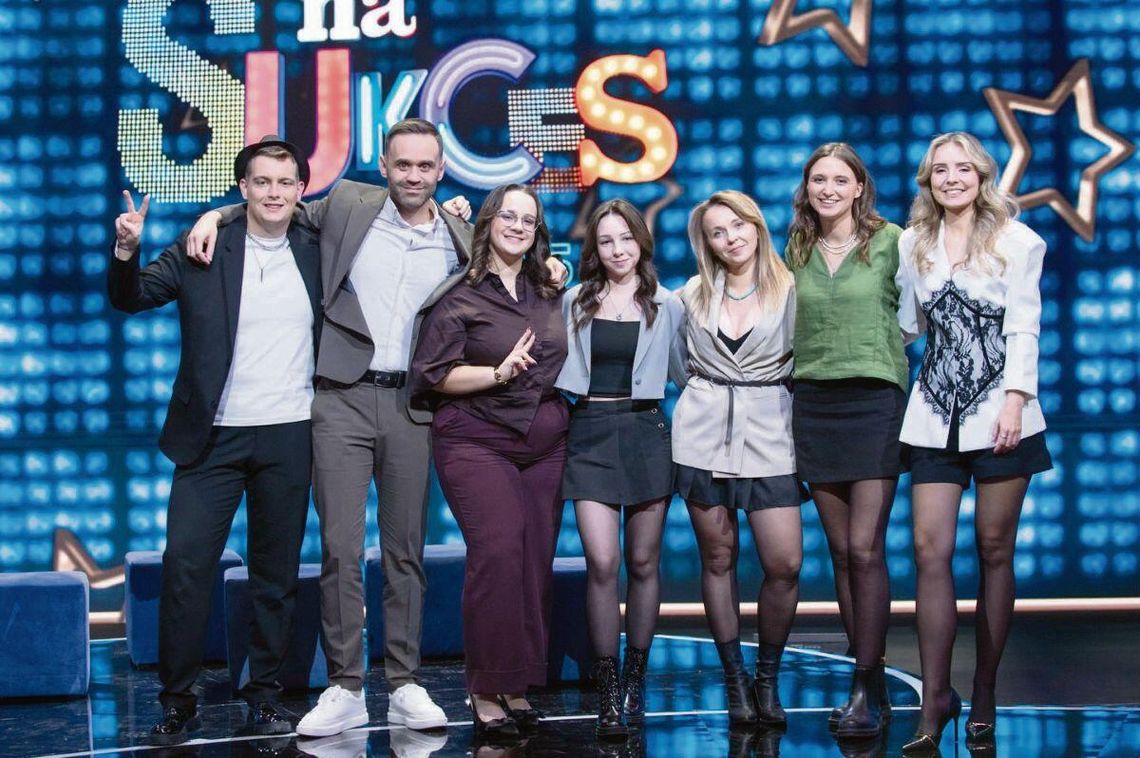 16-letnia Gabrysia Zając przebojowo zwyciężyła w „Szansie na Sukces” 16-latka z Tarnogrodu (w środku) podbiła serca jurorów i wygrała ostatni odcinek „Szansy na Sukces”. Fot. FB/TVP2 – „Szansa na Sukces”