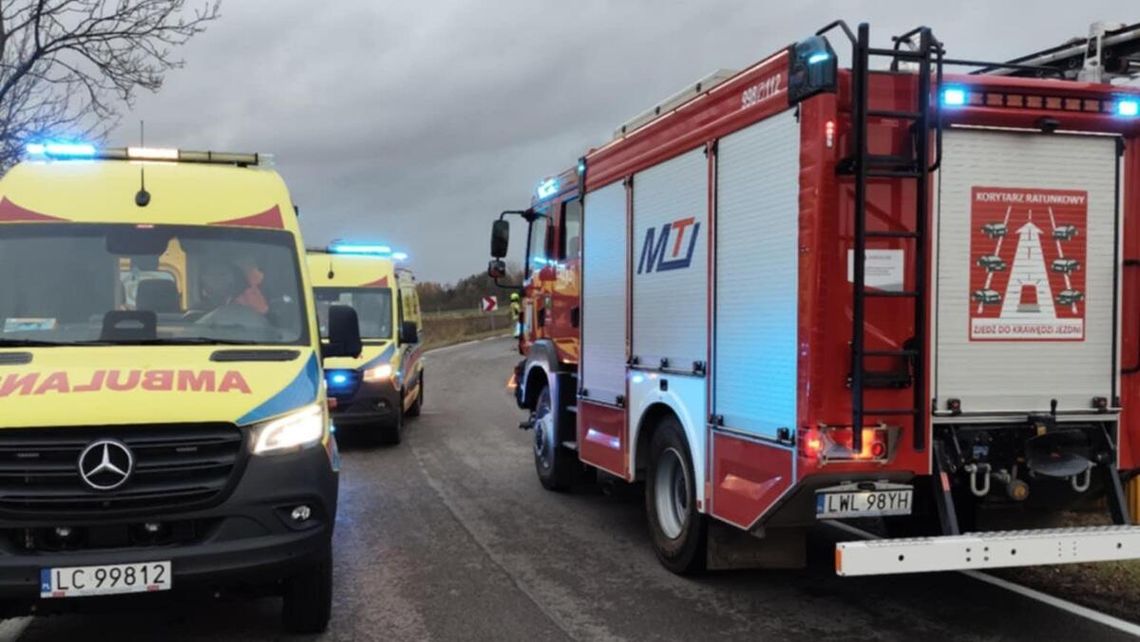 19-latek z audi zderzył się z busem przewożącym żołnierzy.