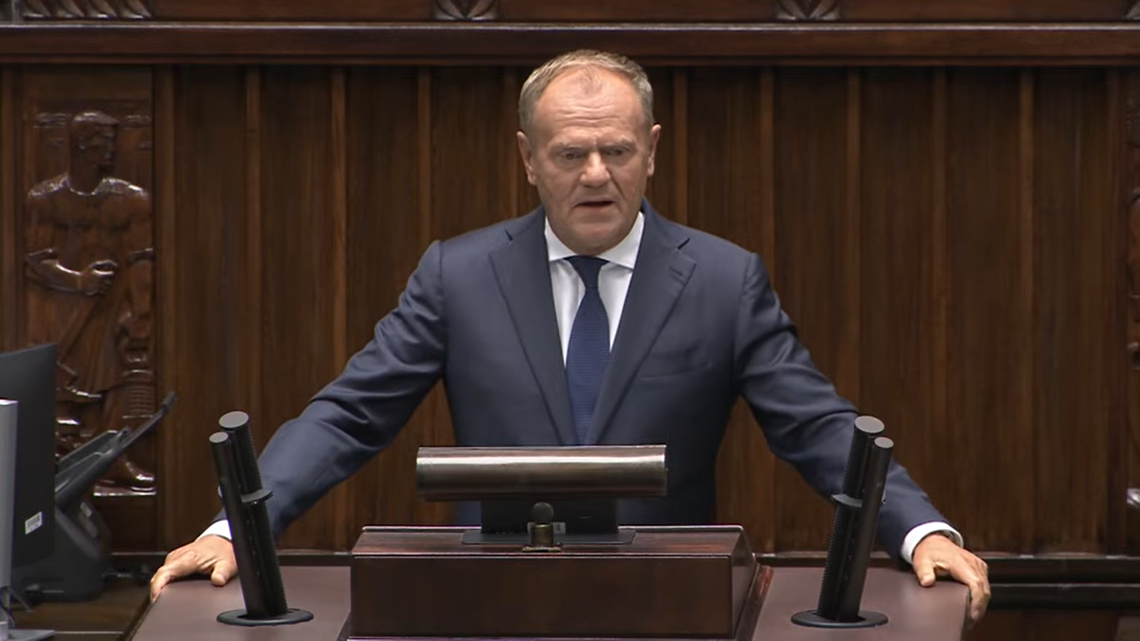 Premier Donald Tusk poinformował, że ok. godz. 23:30 odnotowano pierwsze naruszenie polskiej przestrzeni powietrznej, a ostatnie około godz. 6:30 rano.