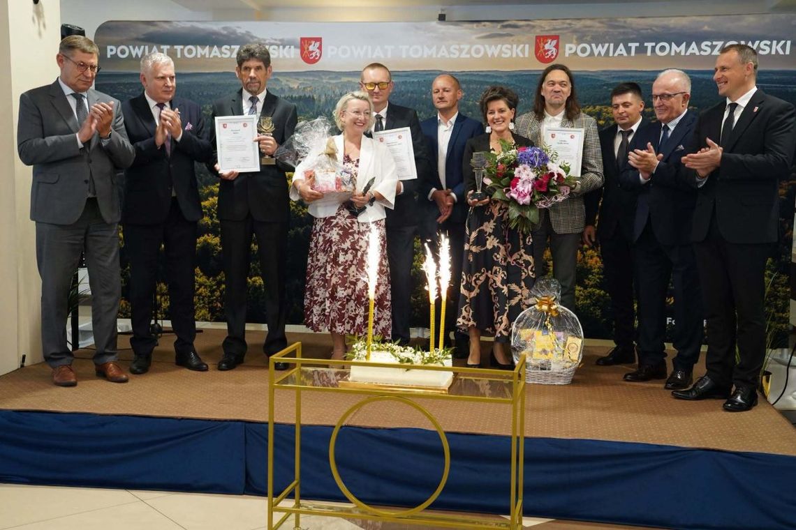 Srebrne Gryfy Powiatu Tomaszowskiego. Przypominamy laureatów wyróżnień z 20 lat Laureaci XX Wyróżnienia „Srebrny Gryf” Powiatu Tomaszowskiego. Na takim wydarzeniu nie mogło zabraknąć tortu.