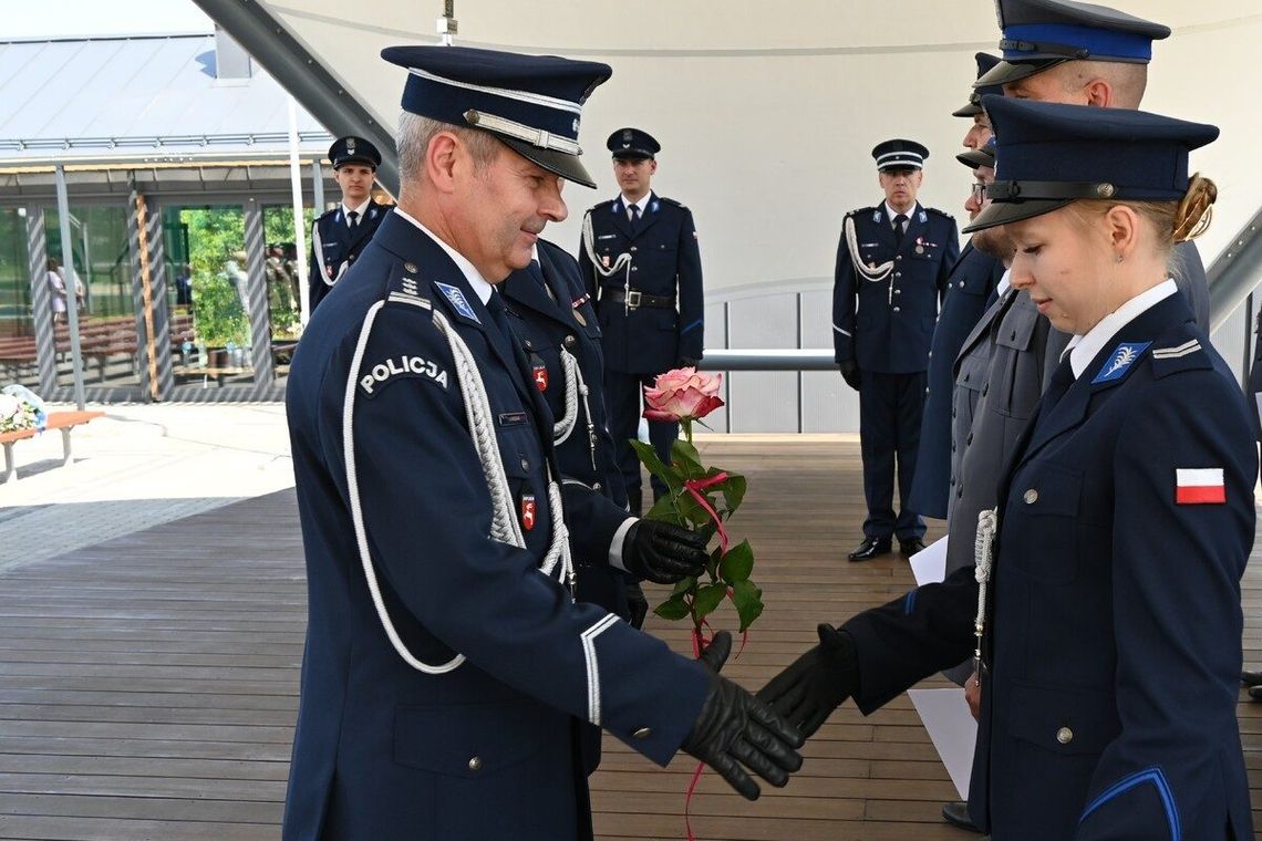 25 awansów policjantów w Hrubieszowie na święto Policji Państwowej W tym roku awansem na wyższy stopień nagrodzono 25 hrubieszowskich policjantów.