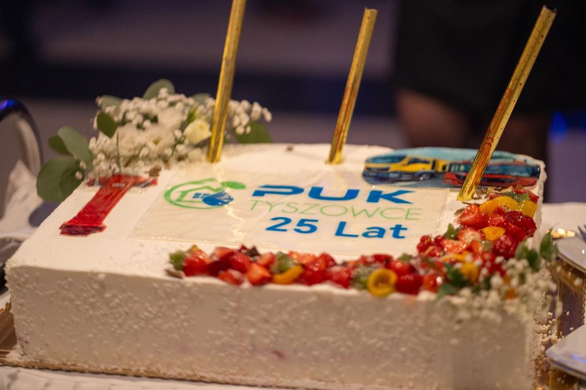 Tort, czerwony dywan, gratulacje, wspomnienia – tak wyglądało święto Przedsiębiorstwa Usług Komunalnych w Tyszowcach.