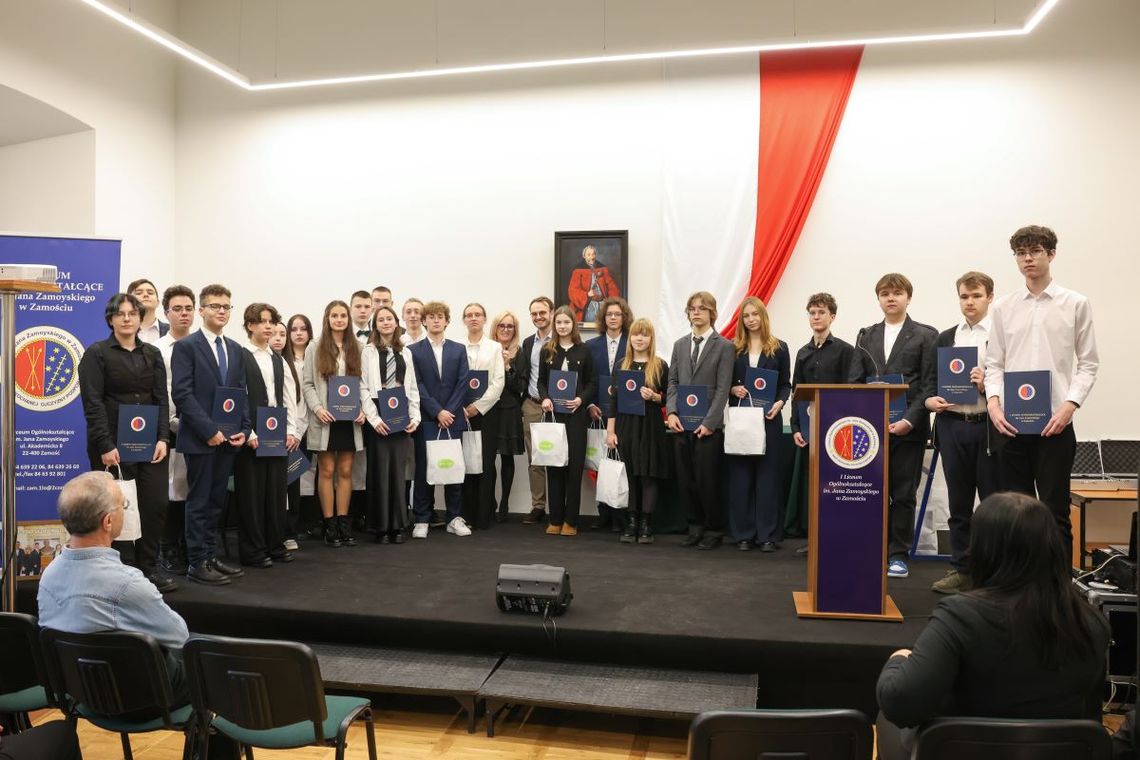 26 uczniów I LO w Zamościu ze stypendiami imienia Bolesława Hassa Za osiągnięcia w olimpiadach, konkursach i innych formach rywalizacji naukowej nagrodzono 26 uczniów I LO im. Jana Zamoyskiego w Zamościu.