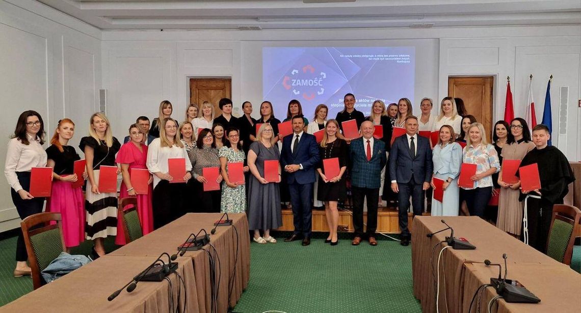 Awanse oraz gratulacje świeżo upieczonym nauczycielom mianowanym wręczył prezydent Zamościa Rafal Zwolak.