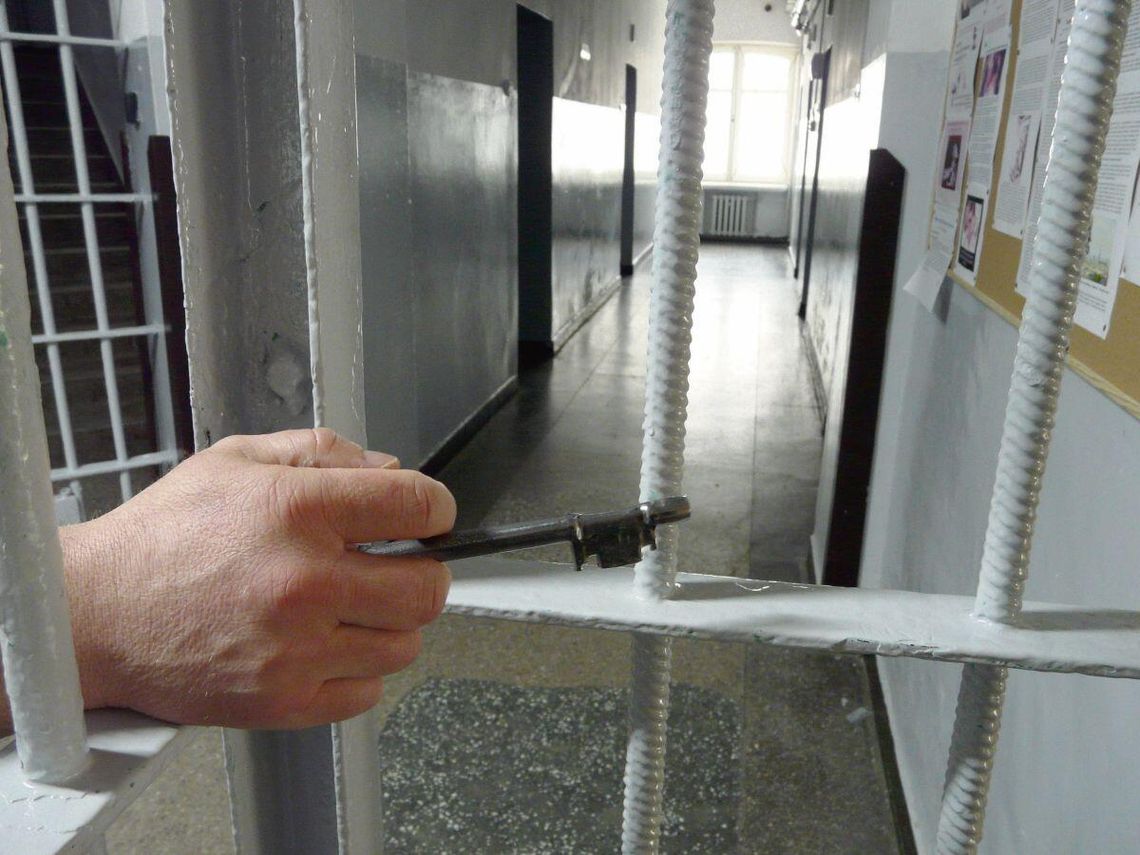 37-latek z Tomaszowa Lubelskiego oskarżony o gwałt. Nie przyznaje się do winy Mieszkańcowi Tomaszowa Lubelskiego grozi od 2 do 15 lat pozbawienia wolności.