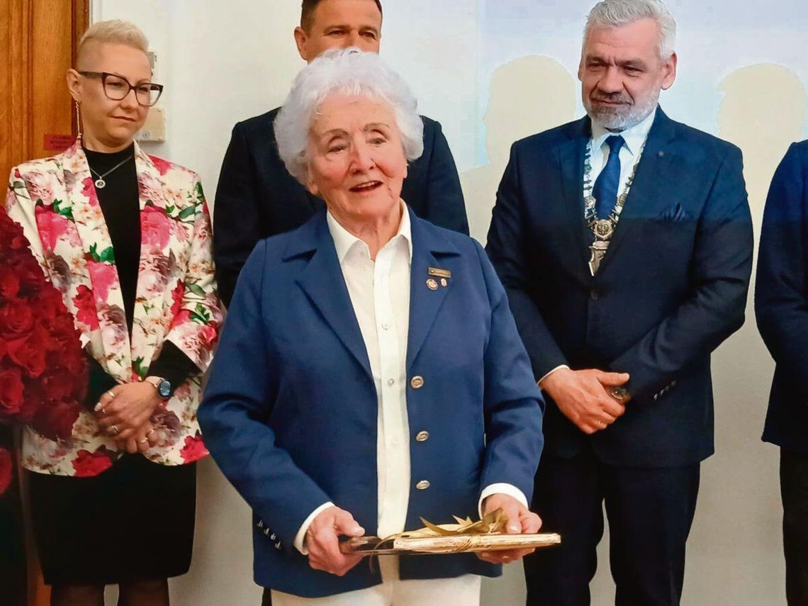 Od wręczenia tytułu Honorowego Obywatela Miasta Zamość Janinie Gąsiorowskiej, matce chrzestnej statku „Ziemia Zamojska” i wielkiej propagatorce tematyki morskiej w Zamościu i na Zamojszczyźnie, rozpoczęły się 9 maja uroczyste obchody 40 lat morskiego Zamościa.