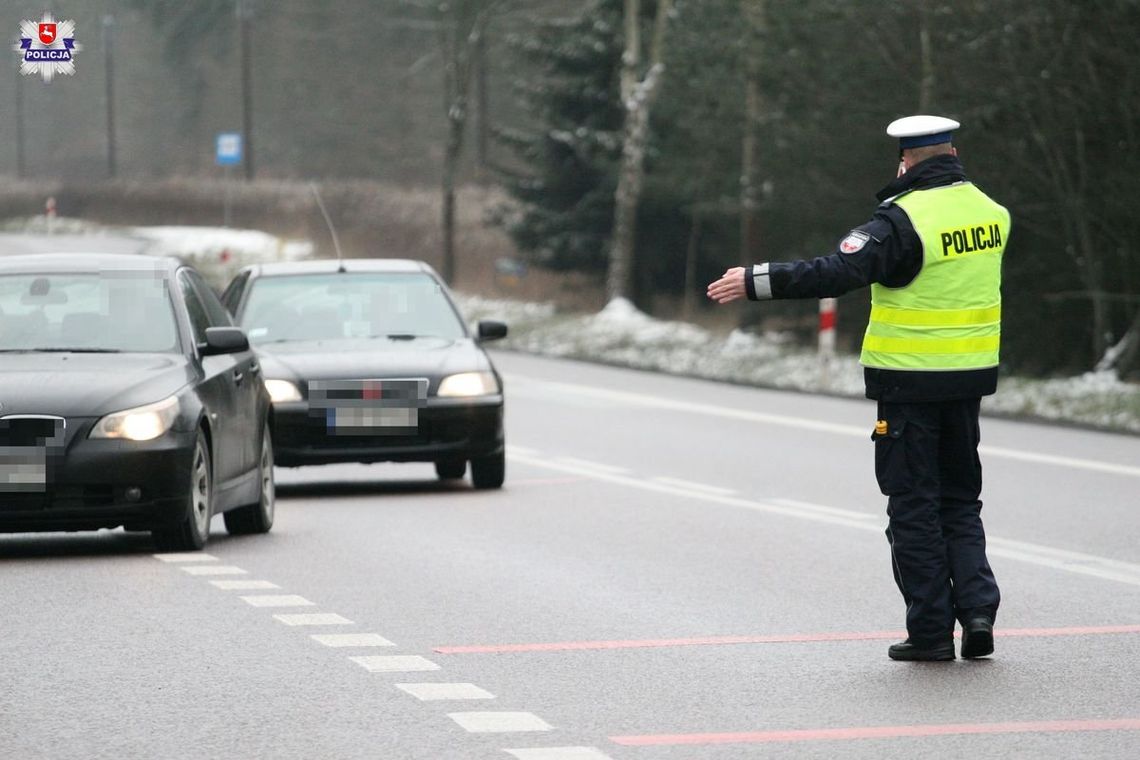 Kierowca Opla nadmuchał w alkomat 1,6 promila alkoholu.