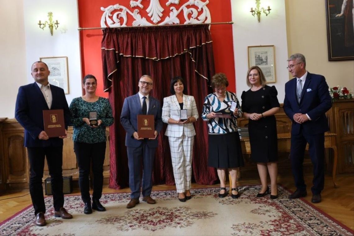 Burmistrz Wojciech Żukowski wręczył Medale za zasługi dla Tomaszowa Lubelskiego. Na zdjęciu osoby, które medale otrzymały, burmistrz oraz przewodnicząca Rady Miasta Monika Pikuła.