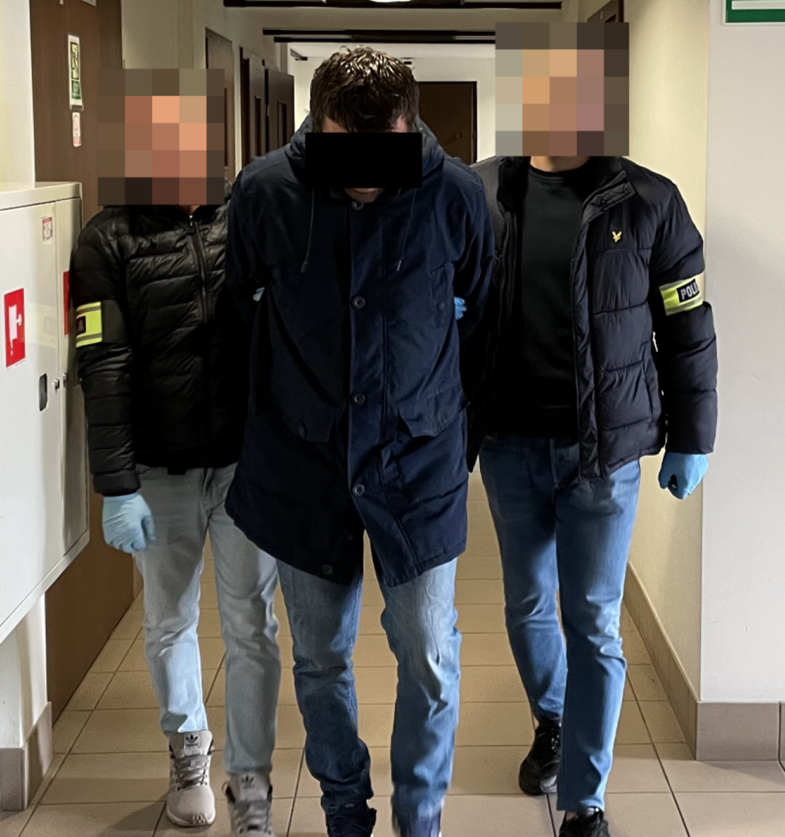 Policjanci z Posterunku Policji w Lubyczy Królewskiej zatrzymali 44-latka z gminy Lubycza Królewska podejrzanego o znęcanie psychicznie i fizycznie nad rodzicami.