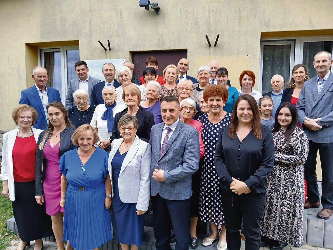 Panie z KGW w Majdanie Krynickim wraz z gośćmi. Fot. Leszek Wójtowicz