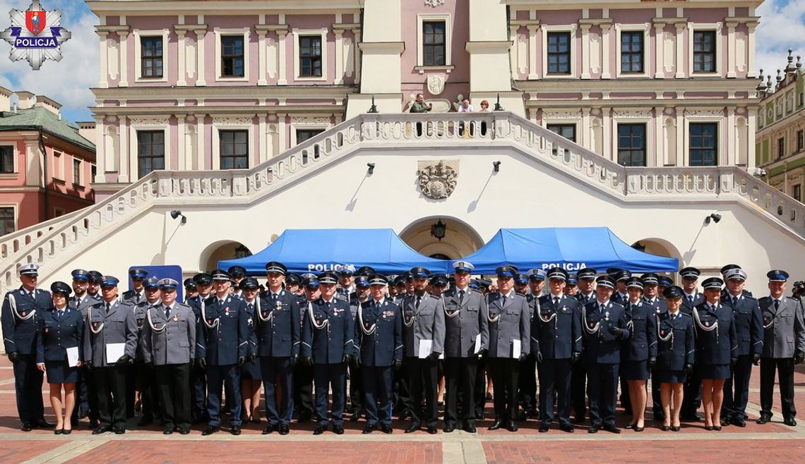 Świętowali na zamojskim Rynku Wielkim. 64 policjantów z awansami Świętowali na zamojskim Rynku Wielkim. 64 policjantów z awansami