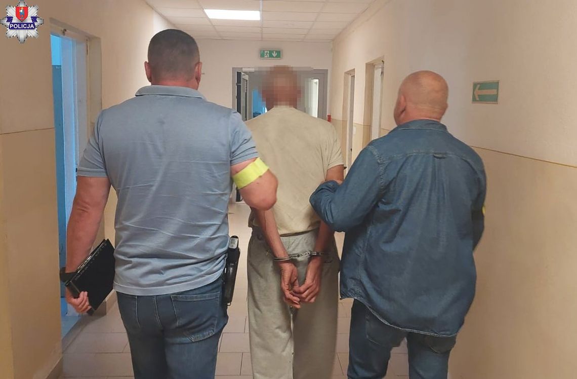 75-latek z gminy Komarów-Osada aresztowany na 3 miesiące po ataku maczetą i siekierą na policjantów oraz znęcaniu się nad żoną
