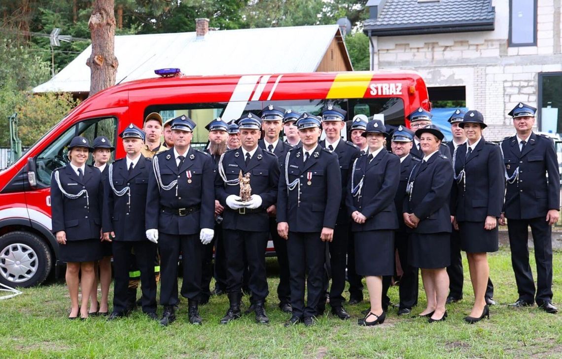 Jubileusz 80-lecia OSP Brzeziny. Za strażakami ich nowy samochód.