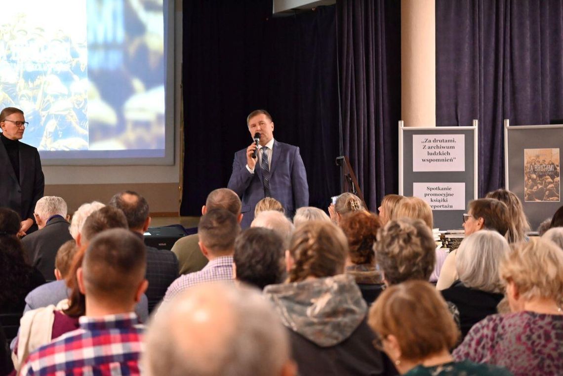29 listopada w GOK miała miejsce promocja książki oraz reportażu filmowego „Za drutami. Z archiwum ludzkich wspomnień”.