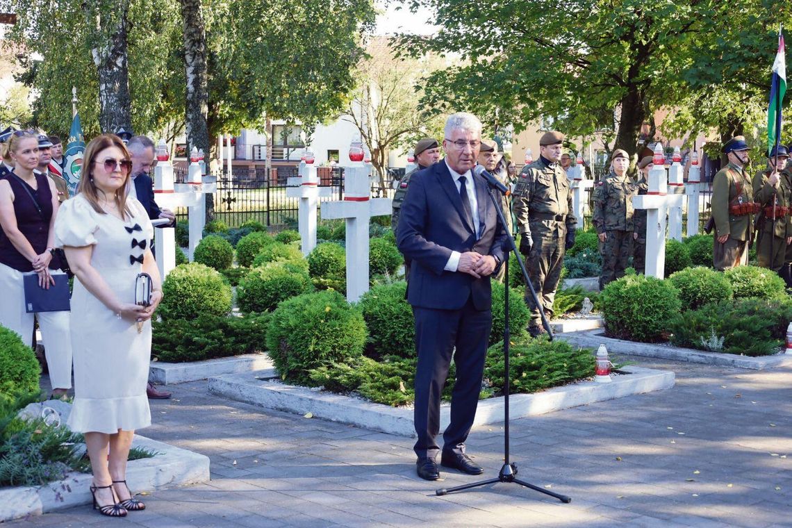 Uroczystości na cmentarzu wojennym odbyły się w niedzielę. Udział w nich wzięły m.in. władze miasta. Fot. UM Tomaszów Lub.
