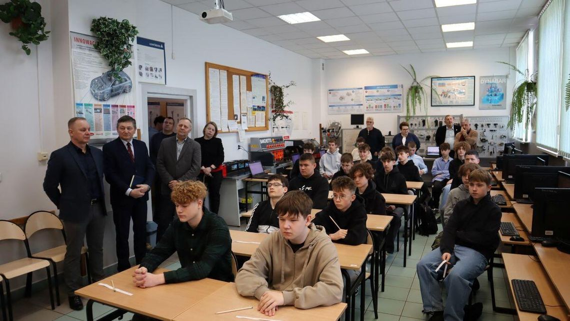 10 kwietnia w Warsztatach Szkolnych Zespołu Szkół Techniczno-Motoryzacyjnych w Tomaszów Lubelski odbył się finał IX edycji Turnieju Techniczno-Motoryzacyjnego.