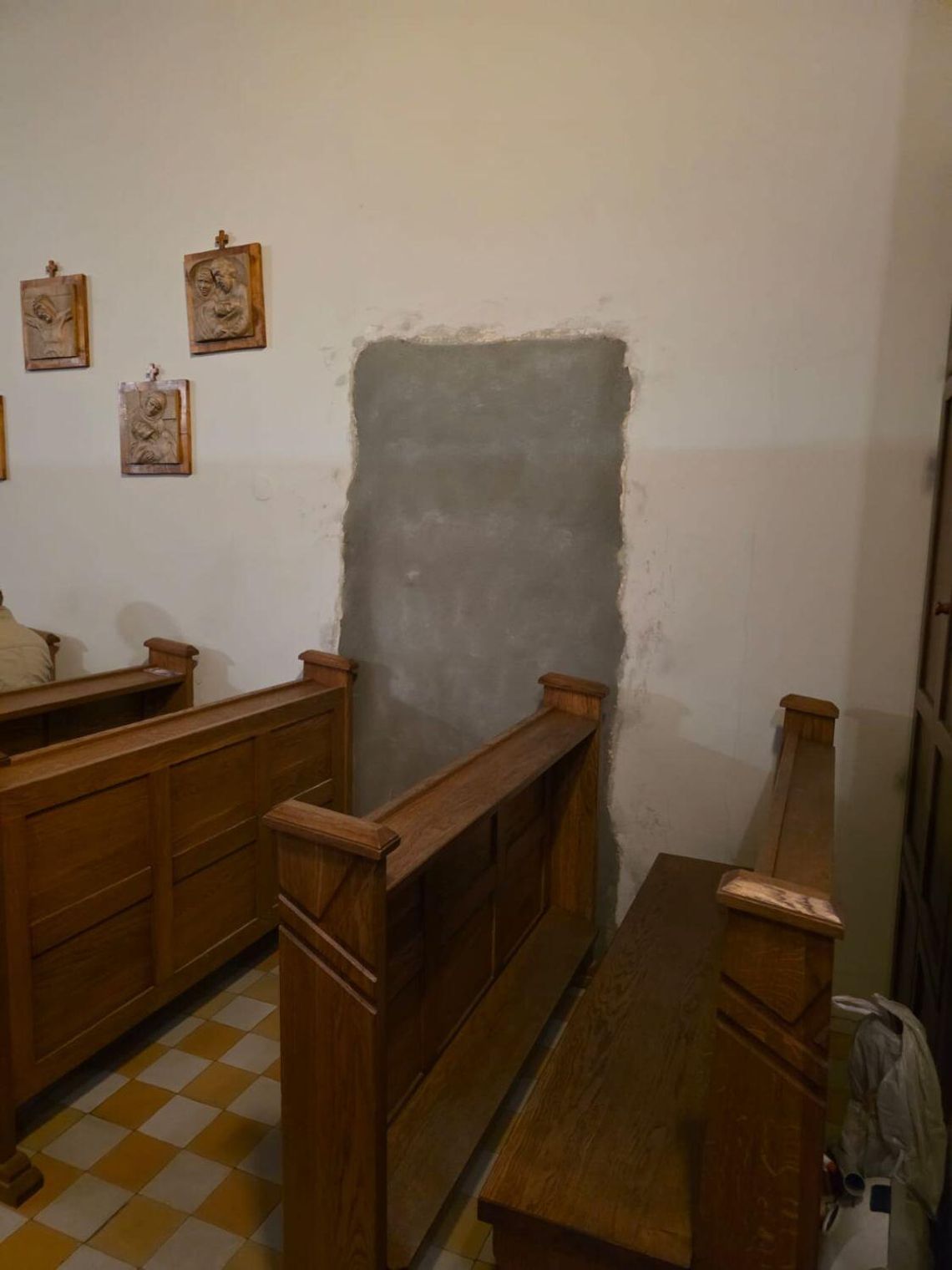 Wewnętrzne drzwi do szpitalnej kaplicy przy SP ZOZ w Tomaszowie Lubelskim zostały zamurowane w marcu.