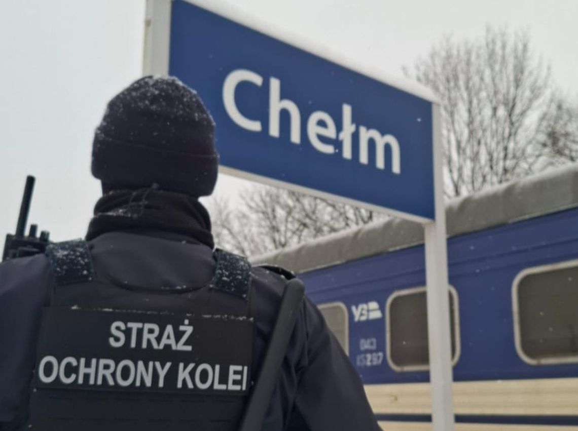 Z nieprzyjemną sytuacją mieli do czynienia podróżni oczekujący na pociąg w poczekalni tymczasowego dworca PKP w Chełmie.