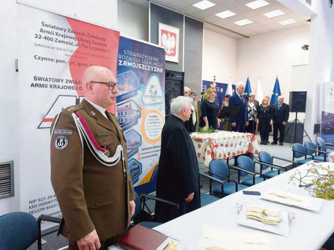 AK-owski opłatek zgromadził blisko 250 członków i sympatyków ŚŻAK Część modlitewną poprowadził ks. por. Konrad Zalewski, kapelan 25. Batalionu Lekkiej Piechoty WOT w Zamościu, przy udziale ks. prof. Czesława Galka, kapelana Armii Krajowej.