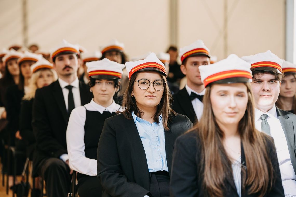 W roku akademickim 2026/2027 w Akademii Zamojskiej studiuje łącznie około 1400 osób. Ponad 600 z nich to studenci pierwszego roku studiów licencjackich, inżynierskich i magisterskich.