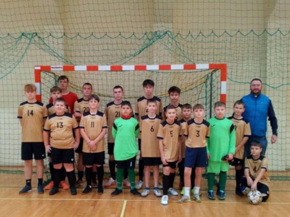 Ministranci ze swoim trenerem ks. Dominikiem Chomyszynem, wikariuszem Parafii Przemienienia Pańskiego w Rachaniach.