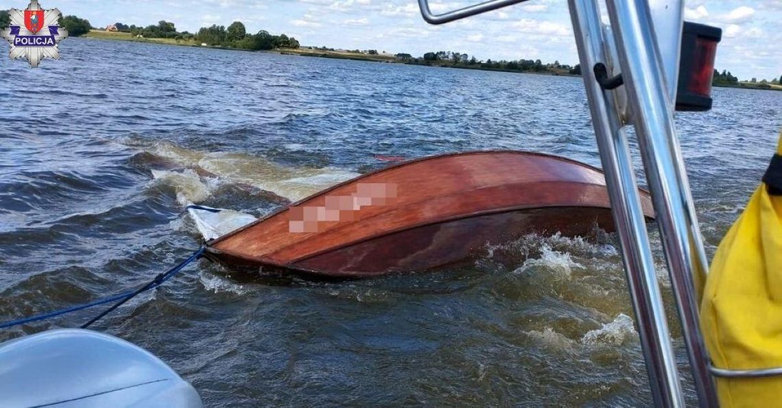 Policyjny wodniak z Nielisza wspólnie z bosmanem – ratownikiem zamojskiego WOPR uratowali małżeństwo, którego żaglówka przewróciła się na zalewie w Nieliszu.