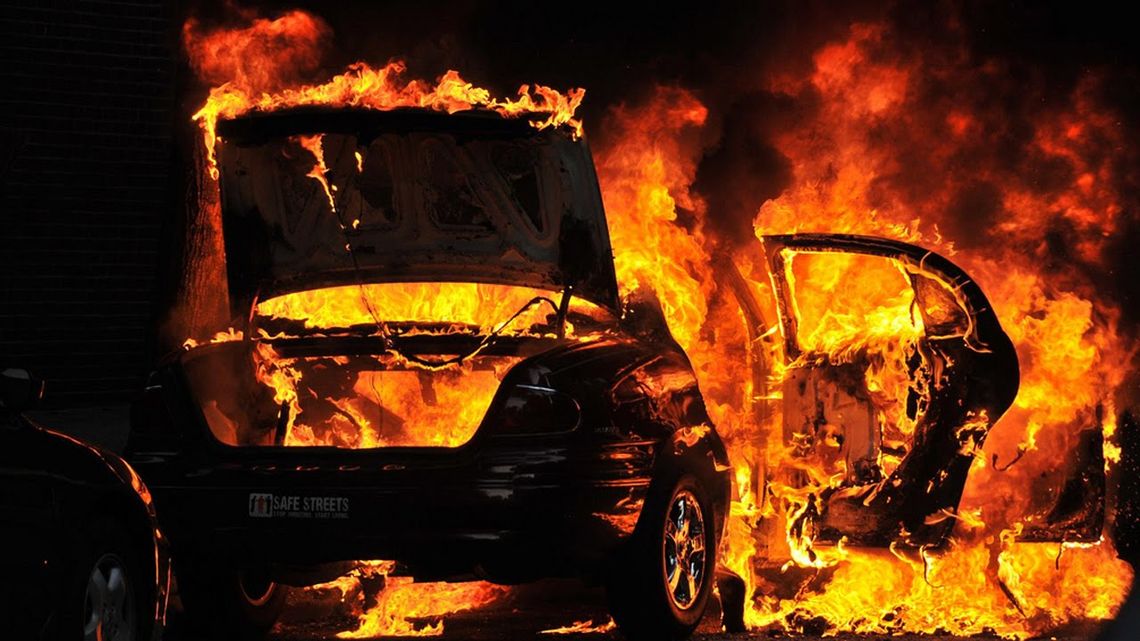 [AKTUALIZACJA] Tragedia w Śniatyczach. Kierowca spłonął w samochodzie stojącym na poboczu 