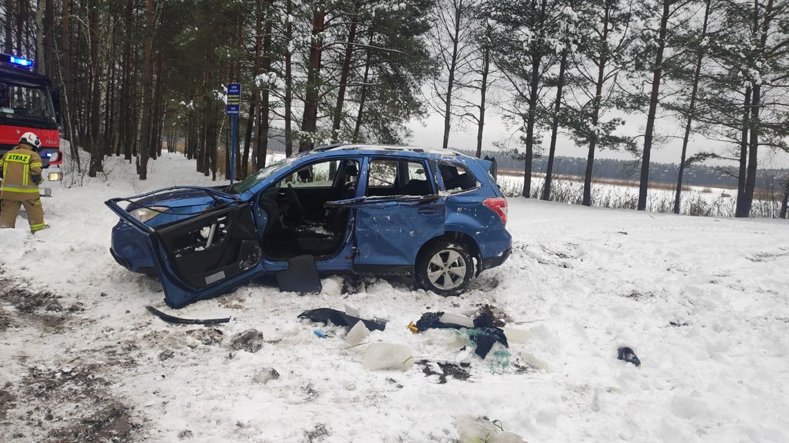 W powiecie parczewskim w m. Libiszów osobowe subaru, jadąc przez las, wpadło do zbiornika wodnego. Niestety kierowca i pasażer auta nie żyją